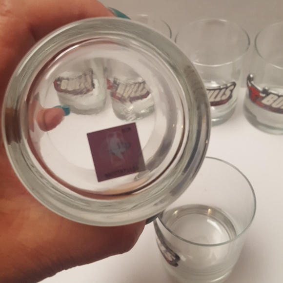 Chicago Bulls Metal Logo 6 Piece Bar Glass Set - Picture 5 of 5